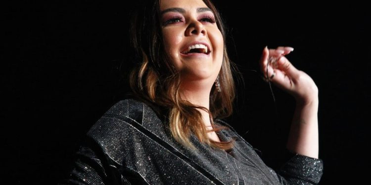 ¡A Yuridia se le olvida la canción en pleno concierto!