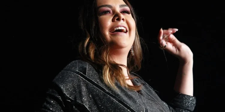 ¡A Yuridia se le olvida la canción en pleno concierto!