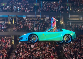 Karol G en concierto canta su famosa cancion “Un Makinon”