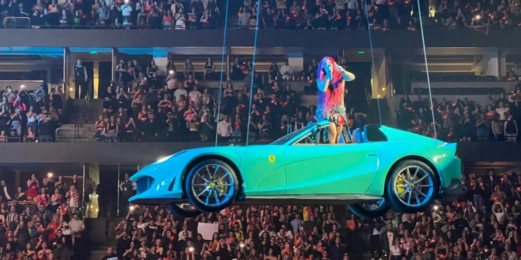 Karol G en concierto canta su famosa cancion “Un Makinon”