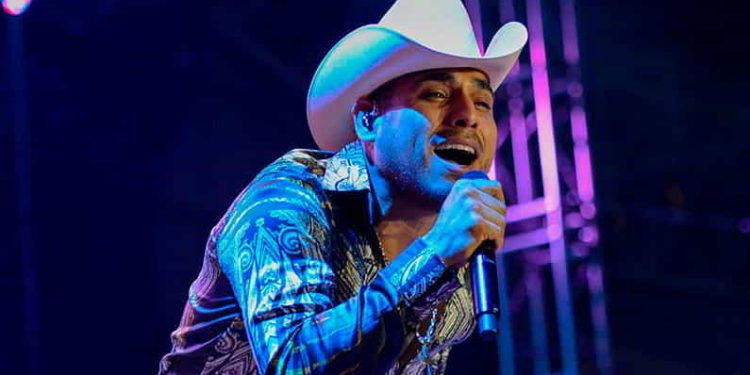 ‘Hombre Normal’ – Espinoza Paz En concierto