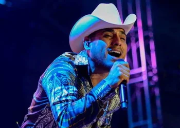 ‘Hombre Normal’ – Espinoza Paz En concierto