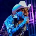 ‘Hombre Normal’ – Espinoza Paz En concierto