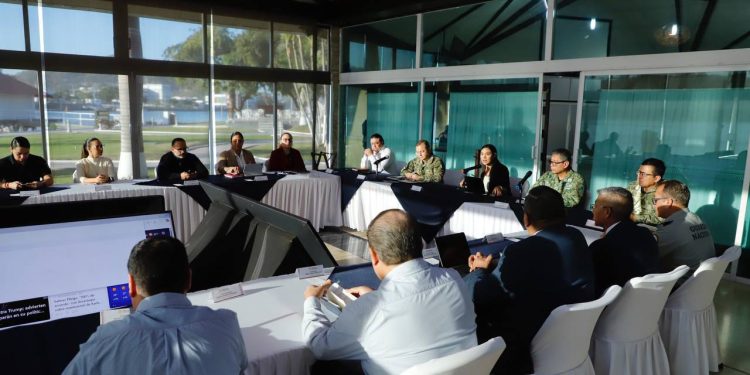 Indira nombra a Contralmirante Gerardo Romero nuevo titular de SSP; le pide redoblar esfuerzos por la paz