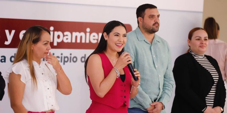 Gobernadora de Colima entrega equipos a Policías Municipales de Ixtlahuacán y Cuauhtémoc
