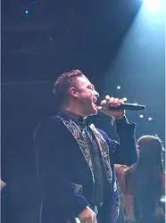  “Ari Borovoy” encendió la ARENA 20 con una entrada épica al ritmo de ‘Livin’ La Vida Loca’. Desde el primer segundo, la energía se sintió en cada rincón, con luces, pasos y una presencia que hizo vibrar al público como nunca antes