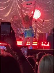 ¡Paulina Rubio se pone sobrero de charro al revés!