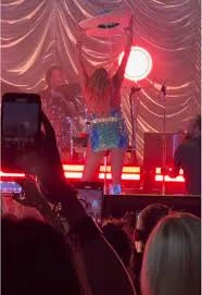 ¡Paulina Rubio se pone sobrero de charro al revés!