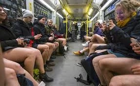 Así se vivió en londres el “día de viajar sin pantalones en el metro”