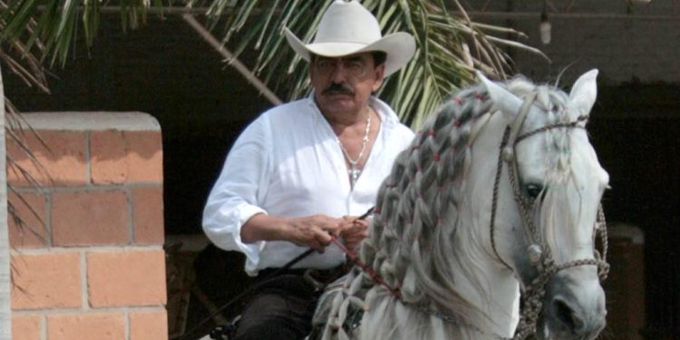 Cuando ‘Joan Sebastian’ y su caballo se cayeron en una escena de “Tú y yo” y él siguió actuando como si nada. Así salió al aire.