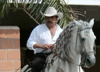 Cuando ‘Joan Sebastian’ y su caballo se cayeron en una escena de “Tú y yo” y él siguió actuando como si nada. Así salió al aire.