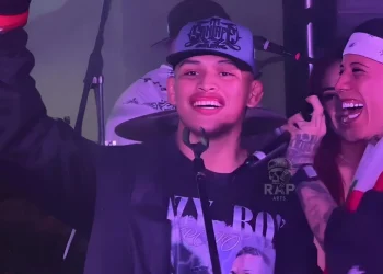 El luchador de “UFC” Ronaldo ‘Lazy Boy’ Rodríguez y ‘Santa Fe Klan’ se demuestran su fanatismo mutuo