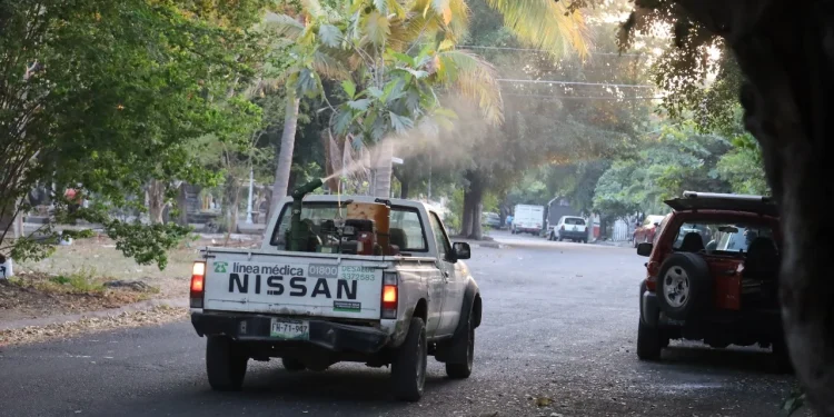 Intensifica Salud Colima fumigación contra dengue en Manzanillo y Villa de Álvarez