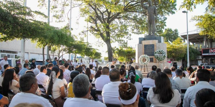 Indira Vizcaíno acompaña a familia y amistades de Gustavo Vázquez Montes, en su 20° aniversario luctuoso