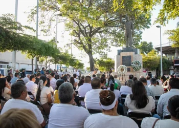 Indira Vizcaíno acompaña a familia y amistades de Gustavo Vázquez Montes, en su 20° aniversario luctuoso