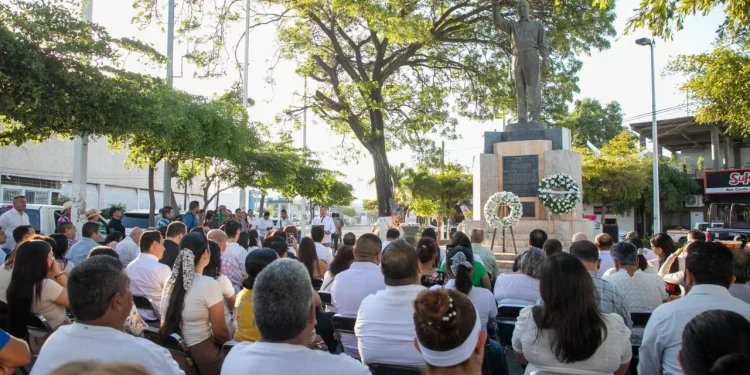 Indira Vizcaíno acompaña a familia y amistades de Gustavo Vázquez Montes, en su 20° aniversario luctuoso