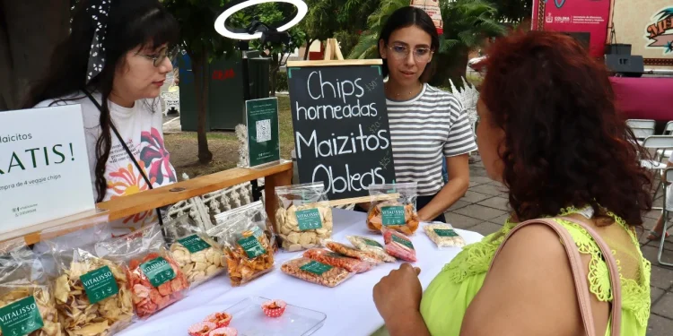 Más de 50 emprendimientos locales participan en el Mercadito Joven en Colima