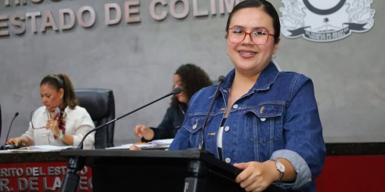 La diputada Karen Jurado de Morena, da lectura a un posicionamiento en el que hace un llamado para que todas y todos atendamos acciones de prevención para evitar enfermedades como el cáncer.