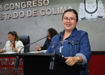 La diputada Karen Jurado de Morena, da lectura a un posicionamiento en el que hace un llamado para que todas y todos atendamos acciones de prevención para evitar enfermedades como el cáncer.