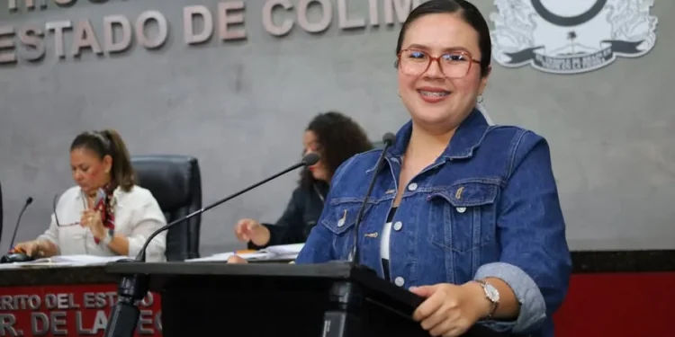 La diputada Karen Jurado de Morena, da lectura a un posicionamiento en el que hace un llamado para que todas y todos atendamos acciones de prevención para evitar enfermedades como el cáncer.