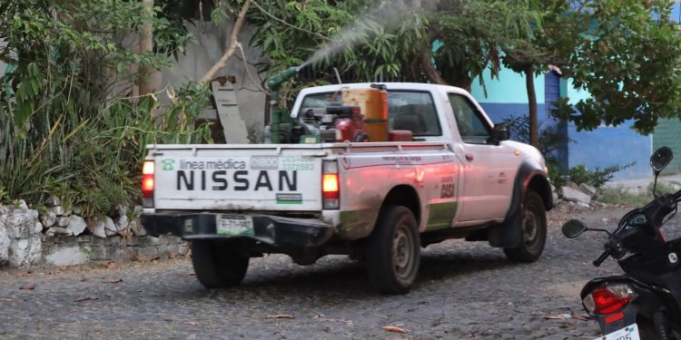 Salud Colima continúa el operativo de fumigación contra dengue este lunes y martes