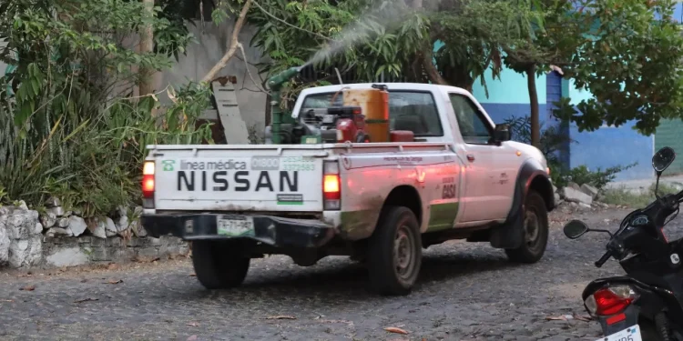 Salud Colima continúa el operativo de fumigación contra dengue este lunes y martes