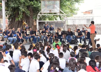 Estudiantes y docentes de la primaria ‘López Mateos’ de Colima disfrutan concierto didáctico en su plantel