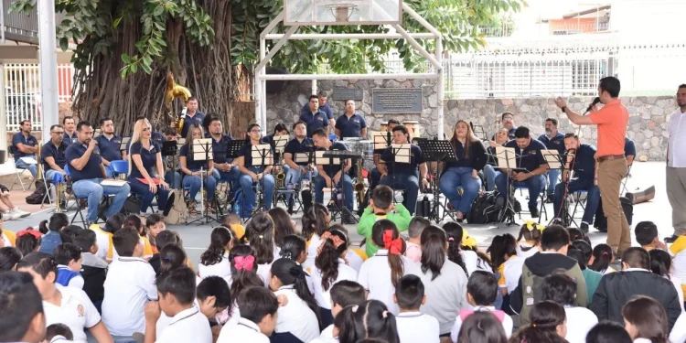 Estudiantes y docentes de la primaria ‘López Mateos’ de Colima disfrutan concierto didáctico en su plantel