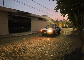 Fortalece Salud Colima fumigación contra el dengue en Manzanillo, este miércoles