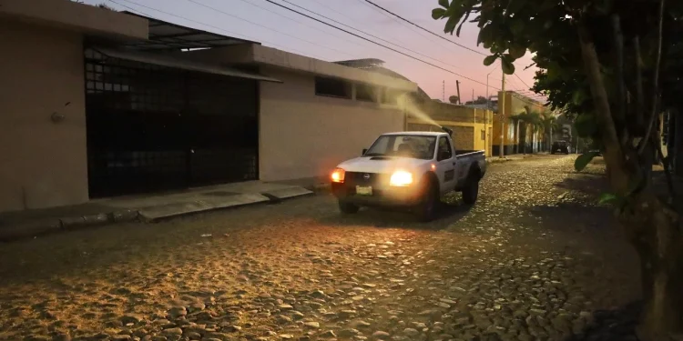Fortalece Salud Colima fumigación contra el dengue en Manzanillo, este miércoles