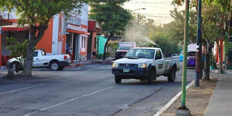 Salud Colima sigue la fumigación contra el dengue en municipios de riesgo