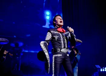 ‘Pedro Fernandez’ canta “Amarte a la antigua” en concierto