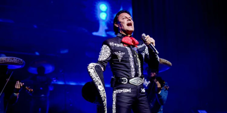 ‘Pedro Fernandez’ canta “Amarte a la antigua” en concierto