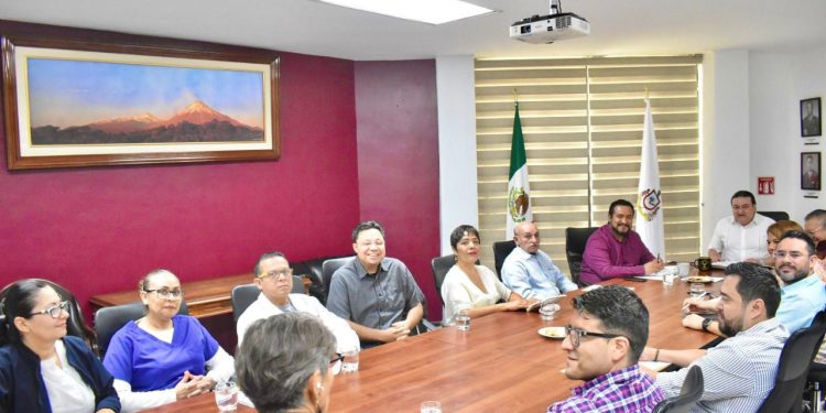Gobierno del Estado de Colima atiende peticiones de personal del HRU; no se suspende la atención médica