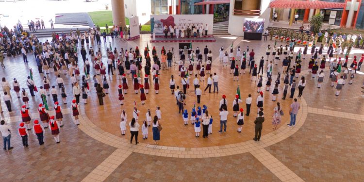 Gobierno de Colima y de México buscan construir una patria más justa y con mayor bienestar: Indira Vizcaíno en el Día de la Bandera