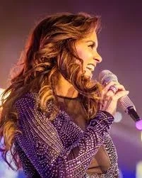 ‘Lucero’ canta “Vete con ella” en concierto