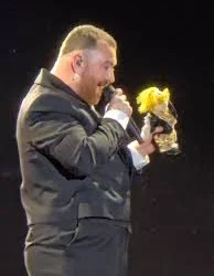 Le lanzan un peluche del ‘Dr. Simi’ a ‘Sam Smith’ en el concierto que dio en la Feria de leon Gto. 2025