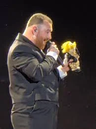 Le lanzan un peluche del ‘Dr. Simi’ a ‘Sam Smith’ en el concierto que dio en la Feria de leon Gto. 2025
