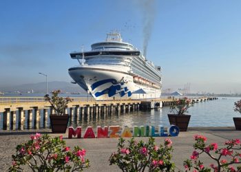 Crucero ‘Ruby Princess’ arribó a Manzanillo, impulsando la economía colimense