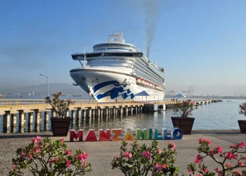 Crucero ‘Ruby Princess’ arribó a Manzanillo, impulsando la economía colimense