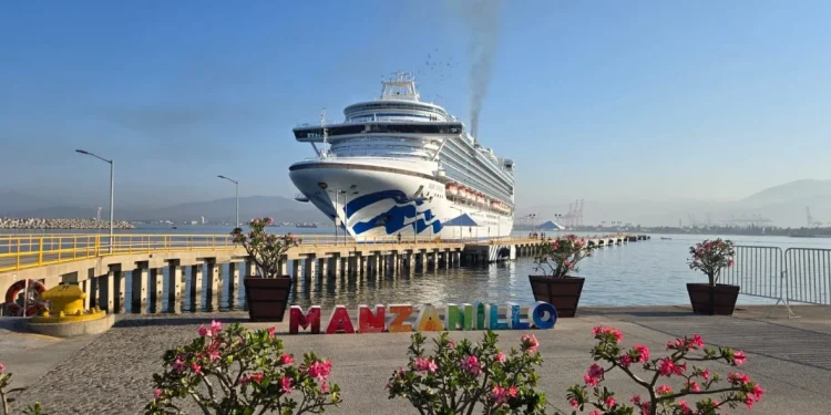 Crucero ‘Ruby Princess’ arribó a Manzanillo, impulsando la economía colimense