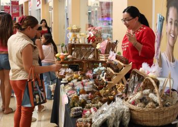 Más de 50 personas vendieron sus productos en el ‘Mercadito Artesanal Colima 2025’