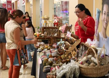 Más de 50 personas vendieron sus productos en el ‘Mercadito Artesanal Colima 2025’