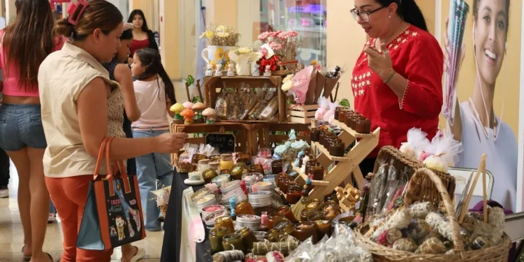 Más de 50 personas vendieron sus productos en el ‘Mercadito Artesanal Colima 2025’