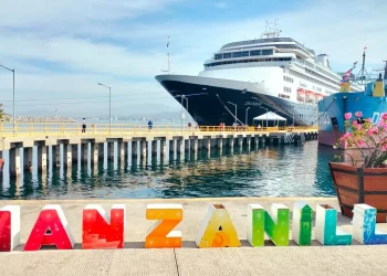 Manzanillo recibe al crucero Zaandam, impulsando el turismo y la economía estatal