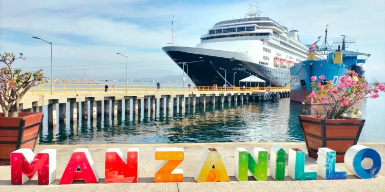 Manzanillo recibe al crucero Zaandam, impulsando el turismo y la economía estatal
