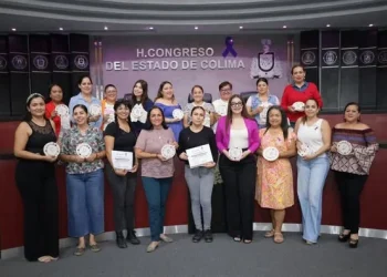 H Congreso del Estado de Colima. Trabajadoras del Poder Legislativo participaron en el taller “Hilando cuidados, bordando nuestra voz”