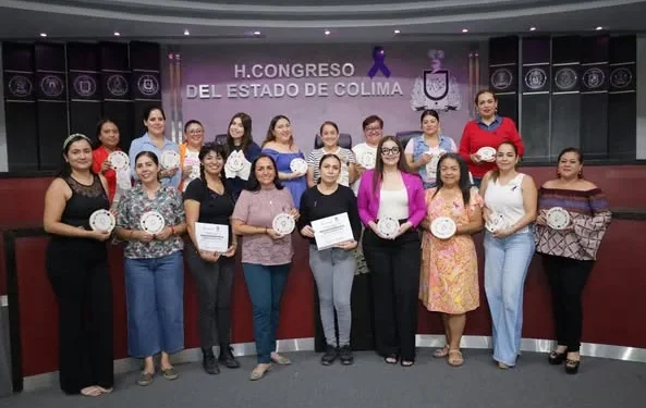 H Congreso del Estado de Colima. Trabajadoras del Poder Legislativo participaron en el taller “Hilando cuidados, bordando nuestra voz”