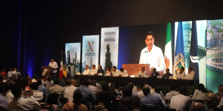 Titular de Sedeco expone potencial económico de Colima a industriales de Jalisco
