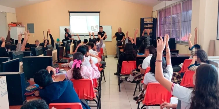 SSP refuerza programas de prevención en entornos digitales con estudiantes de secundaria en Colima